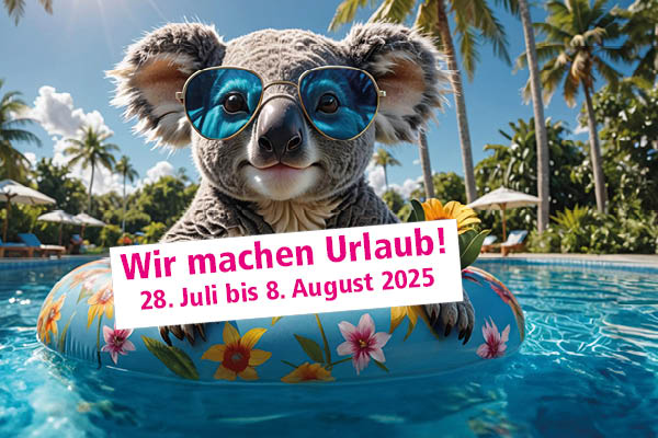 Plüschpandabär im Schwimmring im Pool vor tropischer Kulisse. Text: Urlaub von 28. Juli bis 8. August.